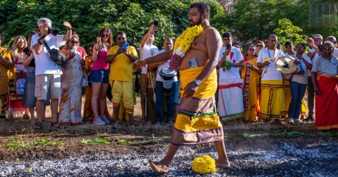 Canti, "piercing" e camminate sui carboni ardenti: a Carrassi per la festa dei tamil mauriziani